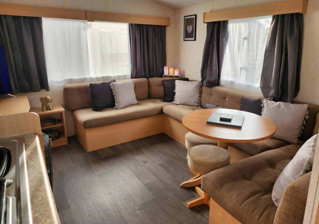 Comfy Caravan On Marine Park Hotel Rhyl Exterior foto