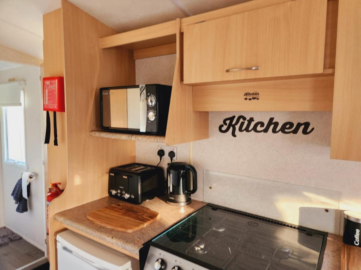 Comfy Caravan On Marine Park Hotel Rhyl Exterior foto
